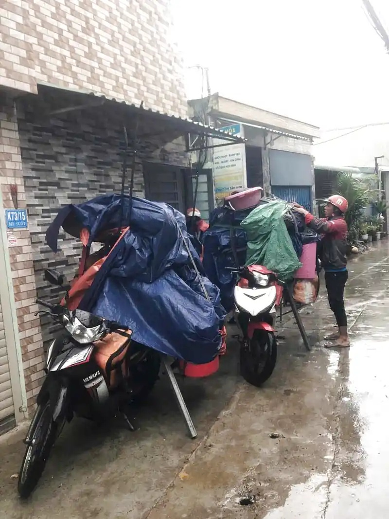 Dịch Vụ Xe Ba Gác Chở Hàng Đà Nẵng 7 Che chắn đồ đạc cẩn thận tránh mưa gió khi chở